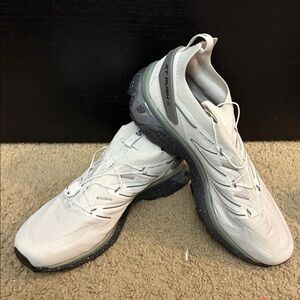 Salomon Men's grey and Black Athletic Shoes